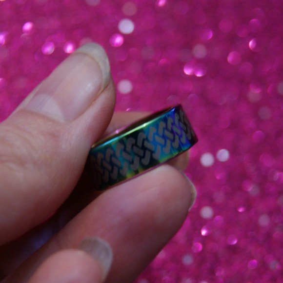 Sz 6 Stainless Steel Ring Oil Slick Rainbow Celtic Weave Knots Cool NEW - Picture 3 of 3